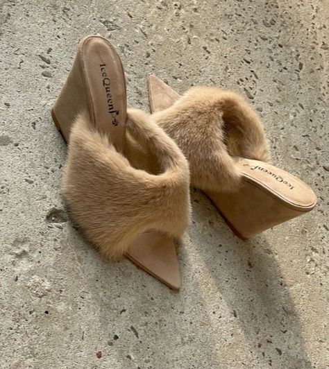 Fur Mules, Skirts Vintage, Fashion Shoes Heels, Vintage Heels, Cute Heels, Fancy Shoes, My Fashion, Hype Shoes, Girly Shoes