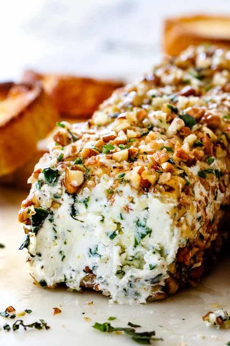 Garlic And Herb Goat Cheese Recipes, Herb Goat Cheese Recipe, Nuts Appetizer, Cheese Log Recipes, Goat Cheese Log, Goat Cheese Appetizer, Impressive Appetizers, Cheese Log, Easy To Make Appetizers