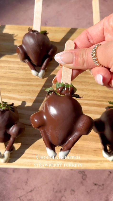 Thanksgiving Marshmallow Pops, Chocolate Dipped Strawberries Turkey, Chocolate Covered Strawberry Turkeys, Strawberry Turkeys, Holiday Food Ideas, Office Workouts, Thanksgiving Dessert Table, Thanksgiving Chocolates, Thanksgiving Platter