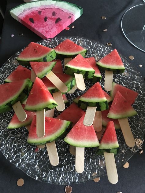 Watermelon fruit lollipops party food Watermelon Day, Lollipop Party, Meringue Kisses, Watermelon Fruit, Summer Party, Best Part Of Me, Lollipop, Party Food, Watermelon