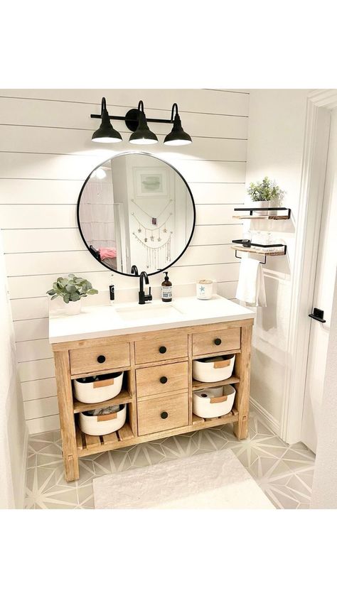 Relaxing Modern Farmhouse Bathroom Farmhouse Bathroom Light, Shiplap Bathroom, Farmhouse Bathroom Vanity, Christmas Homescreen, House Bathrooms, Christmas Homemade, Modern Farmhouse Bathroom, Home Exterior, Bathroom Remodel Designs