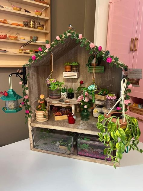 Handmade Fairy House, Doll House Garden Ideas, Mini House Diy, Aesthetic Miniature House, Cottage Core Dollhouse, Cottagecore Miniature House, Miniature Mushroom House, Miniature Greenhouse, Fairy Garden Designs