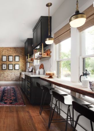 breakfast bar Classic Kitchen, Galley Kitchen, Black Cabinets, Trendy Kitchen, Joanna Gaines, Black Kitchens, Wood Kitchen, Kitchen Colors, Fixer Upper