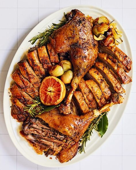 Christmas roast goose - delicious. magazine Roast Goose Recipes, Roast Goose, Roasted Carrots And Parsnips, Goose Recipes, Christmas Roast, Food Thanksgiving, Herb Turkey, Honey Roasted Carrots, Giant Food