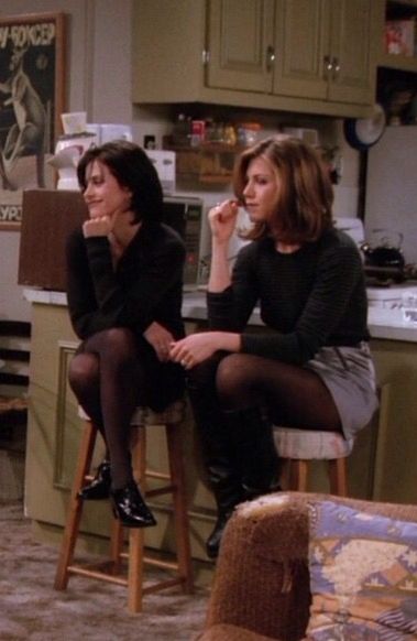 Jennifer Aniston and Courtney Cox - great legs in black tights on Friends Jennifer Aniston And Courtney Cox, Monica And Rachel, Monica Rachel, John Aniston, Rachel Green Style, Rachel Green Outfits, Friends Best Moments, Friends Outfits, Friends Scenes