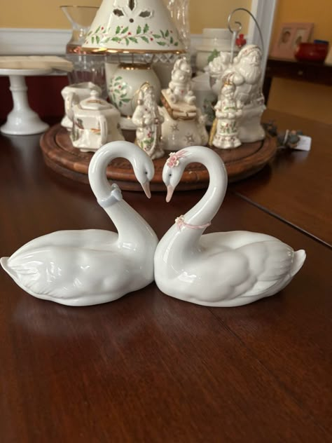 Cute Nick Nacks, Vintage Bedroom Swan, Coquette Swan Aesthetic, Coutteqe Aesthetic Room, Swan Decor Vintage, Pink Snacks, Cute Little Things, Dream Decor, Little House