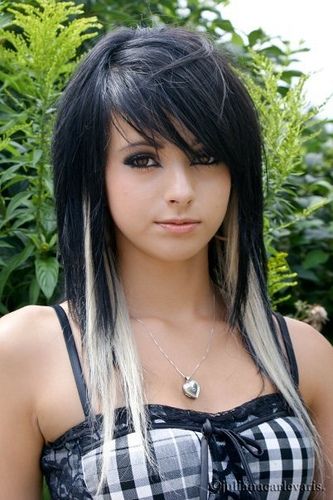 Emo Scene Hair, Dark Hair With Highlights, Chique Outfits, Emo Hair, Scene Hair, Dye My Hair, Grunge Hair, Hair Dos, Curly Hair Styles Naturally