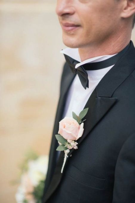 a black tuxedo with a blush rose boutonniere Blush Rose Boutonniere, Blush Rose Buttonhole, Blush And Black Wedding, Blush Boutonniere, Blush Wedding Theme, Black Wedding Ideas, Grooms Attire, Grey Suits, Groomsmen Boutonniere