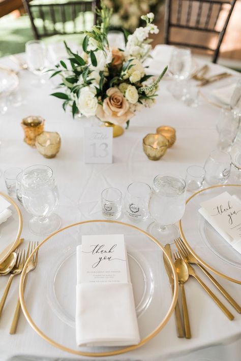 Wedding Dinner Table Setting, Wedding Plate Setting, Round Table Settings, Wedding Table Place Settings, White Linen Table, Round Wedding Tables, Bride Groom Table, Wedding In The Mountains, Romantic Table Setting