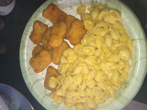 Chicken Nuggets And Mac And Cheese, Nuggets And Mac And Cheese, Best Junk Food, Play Computer, Easy Pasta Dinner, Soul Food Dinner, Cheesy Recipes, Chicken Nuggets, Easy Pasta