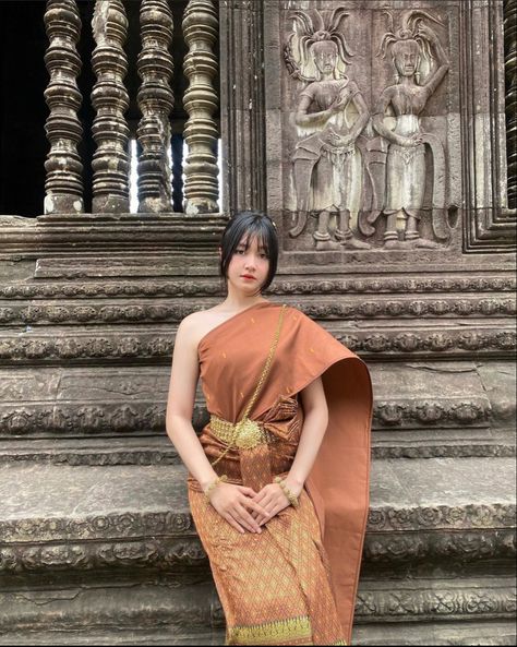 Bali Couple, Bangkok Trip, Show Outfits, Thailand Traditional, Thailand Dress, Khmer Culture, Ootd Poses, Dog Faces, Picture Editing