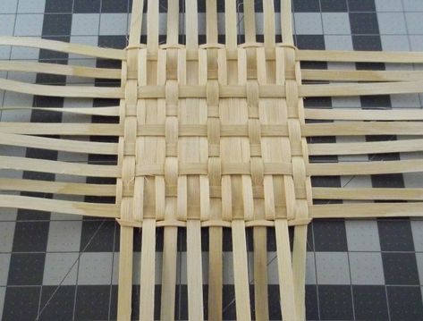 filled base with folded over end Weaving Instructions, Basket Weaving Diy, Basket Weaving Patterns, Halloween Cards Handmade, Weaving Tutorial, Basket Crafts, Handmade Flowers Fabric, Bamboo Crafts, Diy Weaving