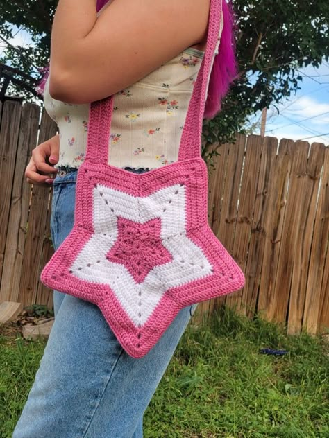 Aesthetic Crochet Bags Free Patterns, Crochet Star Projects, Crochet Bag Closure Ideas, Pink Crochet Bags, Pink Crochet Accessories, How To Crochet A Star Bag, Lining Crochet Bag, Pink And White Crochet Ideas, Crochet Girly Things