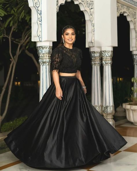 Skirt And Top Indian, Long Black Skirt Outfit, Mahima Mahajan, Crop Top Wedding Dress, Black Skirt Outfits, Indo Western Dress, Indian Dresses Traditional, Designer Outfits, Crop Top Skirt