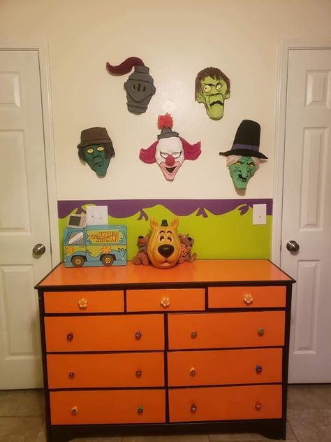 A velma dresser and paper machè villain masks. Scooby Doo Nursery, Scooby Doo Room, Scooby Doo Kids, Scooby Doo Halloween, Puppy Room, Scooby Doo Images, Scooby Doo Mystery Incorporated, New Scooby Doo, Scooby Doo Mystery