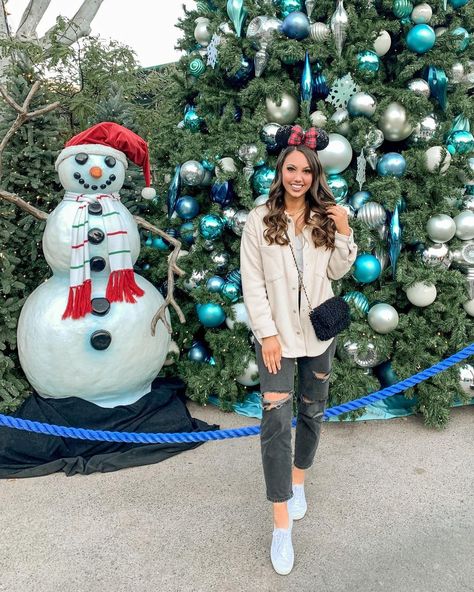 13+ Best Disneyland Outfit Ideas For Comfort and Style - The Wandering Girl Disney In December Outfits What To Wear, Disney In December Outfits, What To Wear To Disneyland, Disney Character Breakfast, Disneyland Outfit Ideas, Disney Christmas Vacation, Disney Parks Outfits, Breakfast Outfit, La Outfit