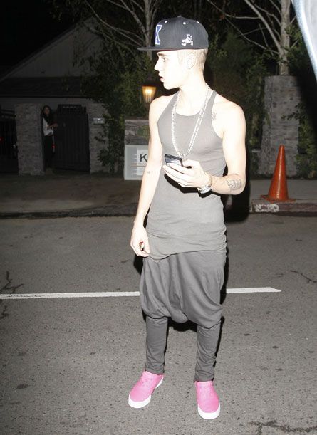 Justin Bieber. Harem pants. nuff said. Aesthetic Outfits 80s, 80s Grunge Fashion, Justin Bieber 2012, Black 80s Fashion, 80s Mens Fashion, Justin Bieber And Selena Gomez, Madonna Fashion, The 80s Fashion, 80s Fashion Outfits