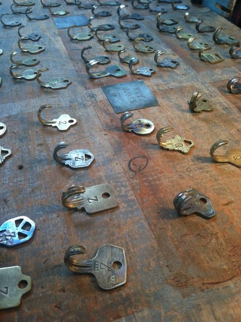 Key Crafts, Upcycle Repurpose, Old Keys, Deco Originale, Repurposed Items, Vintage Keys, Trash To Treasure, Reduce Reuse, Key Hooks