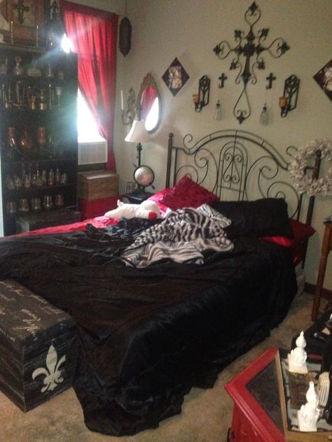 Vamp Room Decor, 90s Goth Bedroom, 90s Goth Room, Goth Y2k Room, 2000s Emo Bedroom, Soft Goth Bedroom, Mall Goth Bedroom, Mcbling Bedroom Ideas, Vampire Bedroom Aesthetic