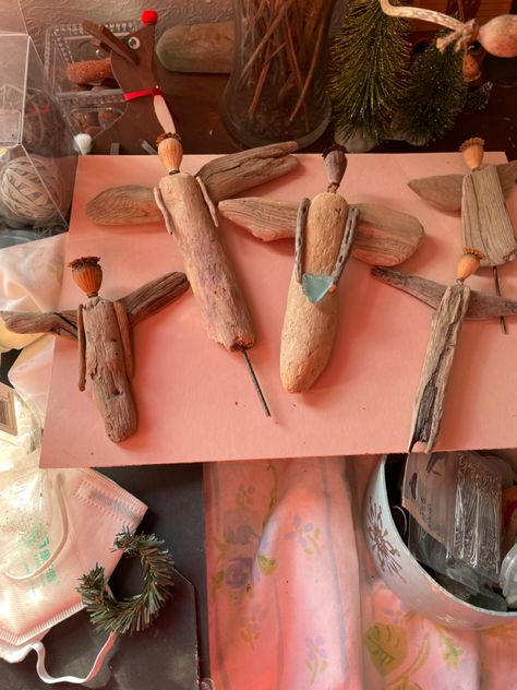 Driftwood Christmas Trees, Drift Wood Ideas Diy Projects, Driftwood Angels, Driftwood Christmas Decorations, Nature Crafting, Angel Ideas, Driftwood Christmas, Christmas Angel Crafts, Driftwood Christmas Tree