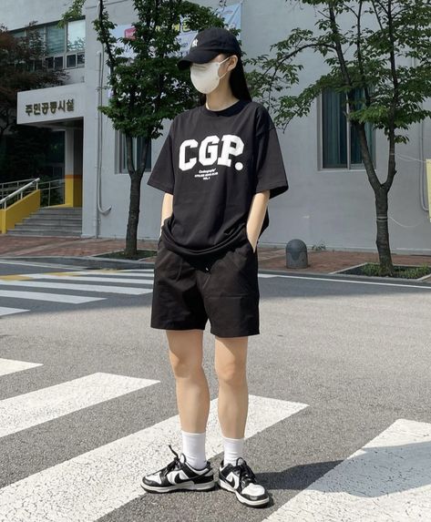 Tomboy Shorts Outfit, Short Outfits Korean, Tomboy Summer Outfits, Outfit For Short Women, Summer Tomboy Outfits, Stylish Outfits Casual, Boyish Outfits, Boyish Style, College Outfits Summer