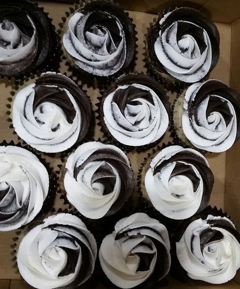 Black and white cupcakes Black And White Cupcakes Birthday, Wedding Cupcakes Black And White, Black And White Wedding Desserts, Black Cupcakes Wedding, Black Theme Cupcakes, Black And White Swirl Frosting Cupcakes, Black And White 30th Birthday, Black Cupcakes Ideas, 18th Birthday Desserts