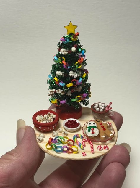 Miniature holiday Mini Verse, Miniature Table, Christmas Miniatures, Dollhouse Diy, Miniature Bakery, Gingerbread House Decorations, Dollhouse Christmas, Christmas Barbie, Dollhouse Miniatures Diy