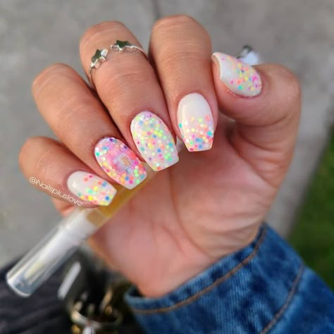 Nail Art For Birthday Party, Birthday Dipped Nails, Confetti Nails Birthday, Sns Nails Designs Birthday, Candy Sprinkle Nails, Confetti Cake Nails, Sprinkle Nails Acrylic, Star Confetti Nails, Sparkle And Co Dip Powder Nails