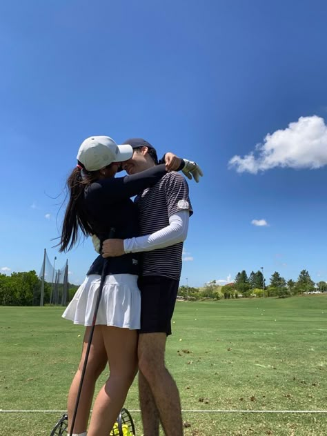 Cute Couple Pics Golf, Golf Aesthetic Couples, Couple Golf Outfits, Cute Golf Couples Pictures, Couples Golf Outfit, Golf With Boyfriend, Couple Golfing Aesthetic, Golf Boyfriend Aesthetic, Too Golf Date Outfit