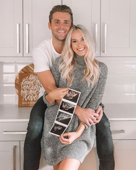 Pregnancy Announcement At Home, Home Announcement, Pregnancy Announcement Pictures, Pregnancy Announcement To Parents, Baby Announcement To Husband, Pregnancy Announcement Photoshoot, Baby Announcement Photoshoot, Cute Pregnancy Announcement