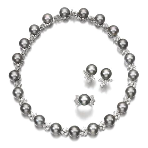 (#300) Cultured pearl and diamond parure Diamond Parure, Tahitian Pearl Earrings, Tiaras Jewellery, The Bling Ring, Jewel Wedding, Pearl Necklace Designs, Diamond Necklace Designs, Black Pearls, Royal Jewels