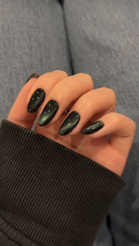 Slytherin Nails Short, Emerald Velvet Nails, Short Gel Nail Designs Natural Manicures, Dark Christmas Nails Short, Winter Nails Dark Green, Dark Colored Nail Ideas, Fall Goth Nails, Short Dark Nails Ideas, Dark Green Cat Eye Nails