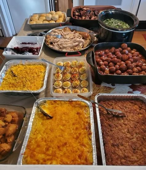 Soul Food Wedding Buffet, Food For A Lot Of People, Christmas Party Food Buffet Dinners, Christmas Dinner Ideas Soul Food, Black Cookout Aesthetic Food, Soul Food Party Ideas, Family Cookout Aesthetic, Birthday Cookout Food, Friendsgiving Ideas Food Easy