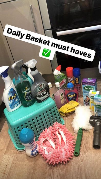 Mrs Hinch reveals the cleaning products she can't live without Homemade Toilet Cleaner, Clean Baking Pans, Mrs Hinch, Hardwood Floor Cleaner, Cleaning Painted Walls, Glass Cooktop, Deep Cleaning Tips, Safe Cleaning Products, Simple Life Hacks