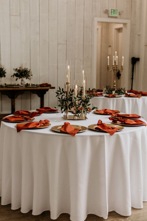 Fall Wedding Tablecloth Ideas, Terracotta Tablecloth Wedding, Terracotta Wedding Centerpieces Round Table, Terracotta Wedding Round Table, Fall Wedding Backdrops Receptions, Fall Centerpieces For Round Table, Terracotta Wedding Reception, Burnt Orange Weddings Decorations, Round Table Centerpieces Wedding