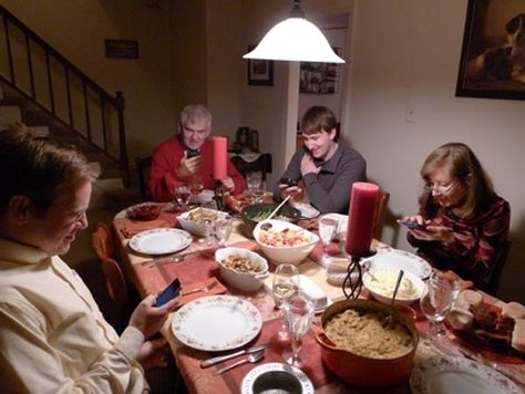 This picture of a wonderful family giving thanks for all their blessings at Thanksgiving dinner: | 23 Pictures That Prove Society Is Doomed Cell Phone Humor, Life Plan Template, Funny Flirty Quotes, Fun Mail, The Cell, Zombie Apocalypse, Thanksgiving Dinner, Family Dinner, Dinner Table