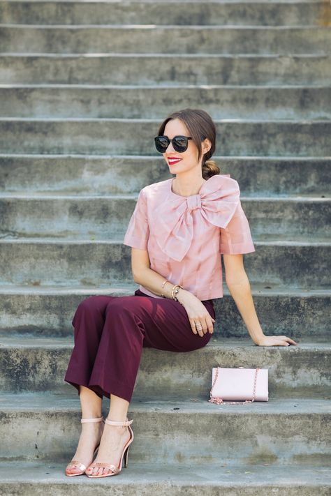 pairing pink with burgundy Pink Sandals Outfit, Burgundy Pants Outfit, Pink Top Outfit, Outfit Elegant, Burgundy Outfit, Burgundy Pants, Blogger Street Style, Fashion Videos, Street Style Outfit