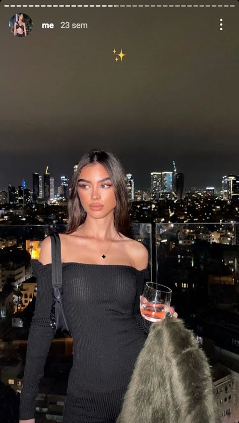 Poses For Pictures Instagram Night Out, Night Time Photoshoot Ideas, Girls Night Aesthetic, Ideal Aesthetic, City Photoshoot, Gigi Hadid Outfits, Ig Pics, Night Photo, Inspo Pics