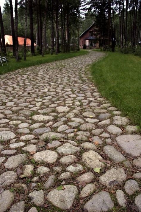 Rock Walkway, Cobblestone Driveway, Walkway Landscaping, Stone Driveway, Driveway Entrance, Driveway Design, Garden Paving, Garden Walkway, Backyard Garden Design