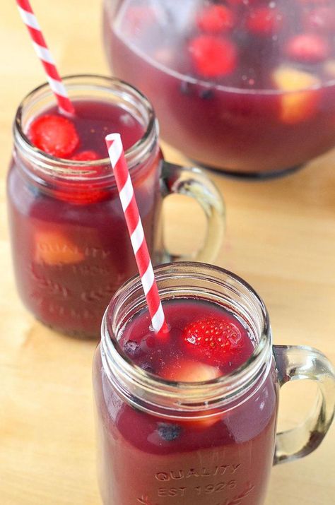 Kid Friendly Homemade Fruit Punch Recipe in which you control the ingredients. Easily make this a homemade organic fruit punch too! #kidssmoothies Summer Pitcher Drinks, Homemade Fruit Punch, Pitcher Drink Recipes, Homemade Punch, Punch Recipes For Kids, Fruit Punch Recipe, Fruit Leather Recipe, Summer Punch, Summer Juice