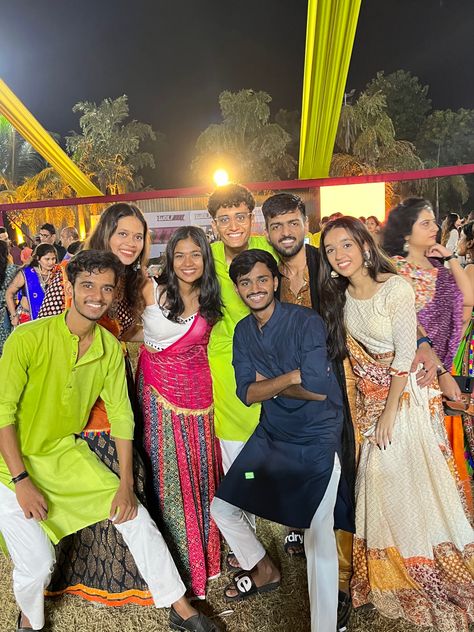 Navratri Group Photo Pose, Garba Pics With Friends, Navratri Photoshoot Poses, Garba Group Photo, Garba With Friends, Dandiya Poses With Friends, Aesthetic Navratri Pics, Navratri Group Photo, Navratri Pics With Friends