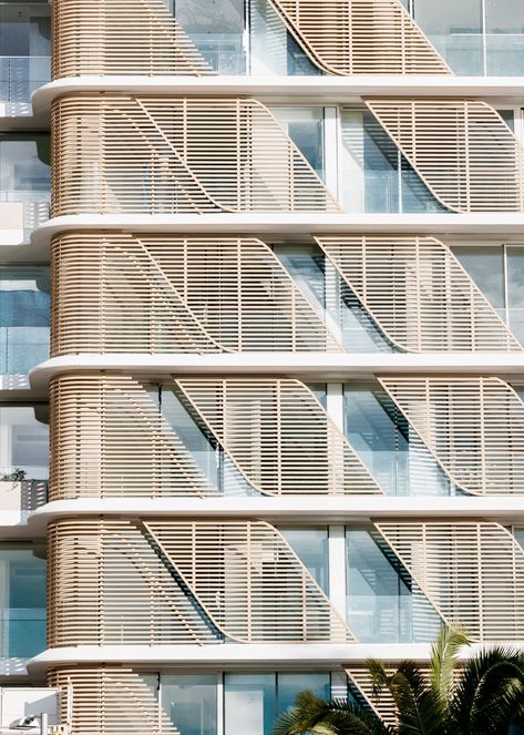 Drawing inspiration from local Norfolk pines, the latest mixed-use residential project by Koichi Takada Architects is a sculptural and sympathetic addition to its coastal location in Burleigh Heads (Queensland, Australia). The organic, overlapping architectural curves and linear screening form the basis for this responsive building with passive design principles at play. Koichi Takada, Curve Building, Hotel Facade, Wood Facade, Burleigh Heads, Facade Architecture Design, Residential Building Design, Passive Design, Mix Use Building