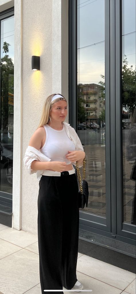 White headband, zara purse, city life, trendy outfit, blonde hair, black and white aesthetic White Headband Outfit Summer, White Headband Aesthetic, Headband Outfit Aesthetic, White Headband Outfit, Outfit Blonde, Black Top Outfit, Zara Purse, Headband Outfit, Soft Girl Aesthetic