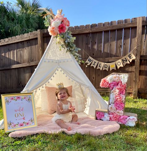 Tent Theme Birthday Party, Outdoor 1st Birthday Party Decorations, Theme For 1st Birthday Girl, Picnic Theme Photoshoot, Outdoor Birthday Party Ideas For Kids, Outdoor First Birthday Party, 1st Birthday Picnic, Wild One Flower First Birthday, Outdoor Birthday Photoshoot