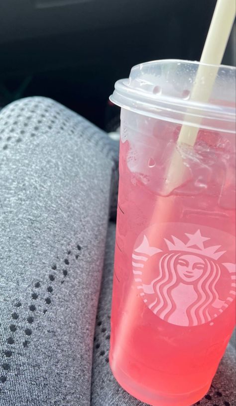 Cold Starbucks Drinks, Iced Starbucks Drinks, Strawberry Acai, Starbucks Menu, How To Order Starbucks, Starbucks Lovers, Smoothie Drink Recipes, Infused Water Recipes, Starbucks Drink