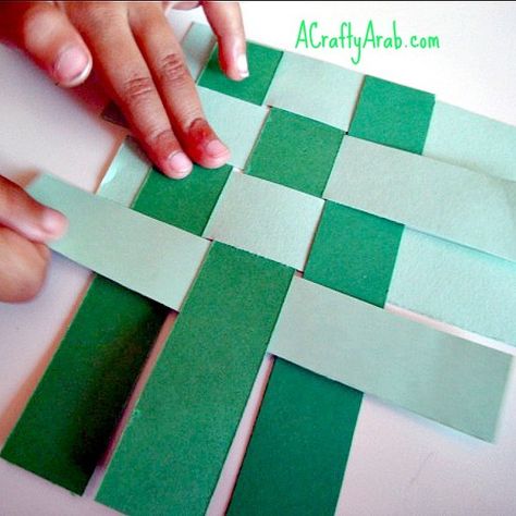 Ketupat Woven Card {Tutorial} by A Crafty Arab Hari Raya Craft For Kids, Hari Raya Craft For Preschoolers, Hari Raya Art And Craft For Preschool, Ketupat Craft, Raya Craft, Raya Decoration, Malay Culture, Ramadan Craft, Eid Activities