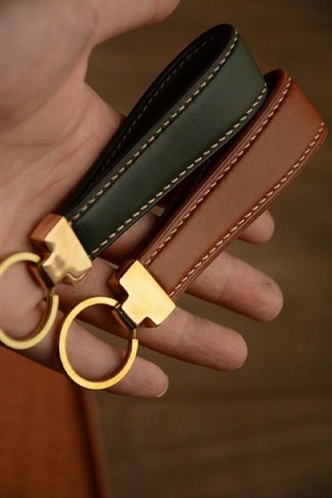 Crafts For Women, Cute Key Chains, Leather Keychain Diy, Chain Crafts, Leather Wallet Design, Personalized Key Chain, Stylish Leather Bags, Leather Keychains, Leather Trunk