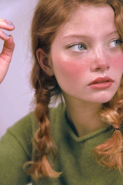 Rosy cheeks Photographie Portrait Inspiration, Portrait Inspiration, Pretty Face, Makeup Inspiration, Redheads, Red Hair, Pretty People, Beautiful People, Ginger