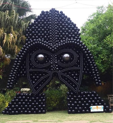 Great Ideia with balloons!!! 🎈🎈🎈🎈🎈🎈 @kidspartybsb #kidspartybsb by @cenariobaloes Hoje tem, mais uma vez, escultura do Darth Vader by @cenariobaloes . Projeto original @andrefigueiredoo . Festa linda no @espacovilla18 com @andreaguima5 @visivolocacao @dj_samuccadread @mantoproducoes #kids #kidsparty #partyplanner #partykids #encontrandoideias #decor #decorparty #ballon #balloons #balloon #darthvader #black Trunk Or Treat Decor, Star Wars Balloons, Client Appreciation Party, Star Wars Party Decorations, Party Ballons, Sofia Party, Bar Back, Party Entrance, Entrance Way