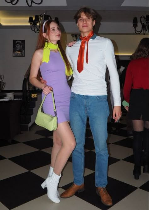 Duo Halloween Costumes Scooby Doo, Couple Costume Scooby Doo, Scooby Doo Fred And Daphne Costume, Couple Costumes For Redheads, Blonde And Brown Hair Halloween Costumes Couples, 90s Inspired Halloween Costumes Couples, Fred And Daphne Costume Halloween, Fred And Daphne Halloween Costume, Couples Halloween Costume Ideas Unique